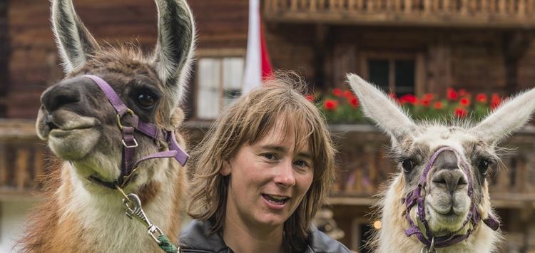 Ruth mit ihren Lamas