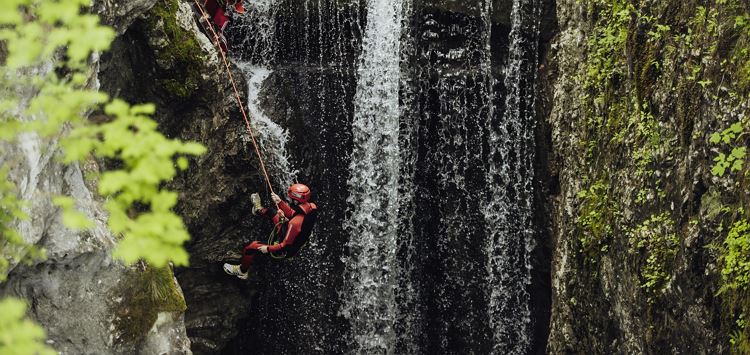 Wilder_Kaiser_Canyoning_Wasserfall_Abseilen