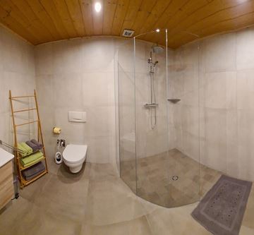 Bad mit Dusche und WC